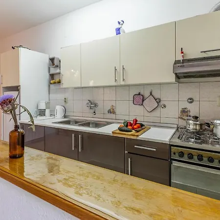 Apartment 2 Bedroom Stunning In *