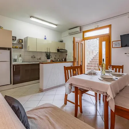 Apartment 2 Bedroom Stunning In Rovinj