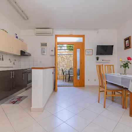 2 Bedroom Cozy In * 로비니