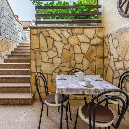 2 Bedroom Cozy In Апартаменты Ровинь