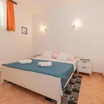 2 Bedroom Stunning In Appartement Rovinj