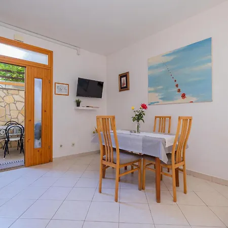 2 Bedroom Cozy In