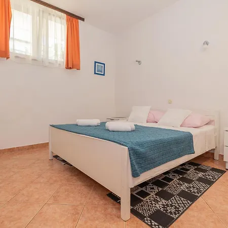 2 Bedroom Stunning In *